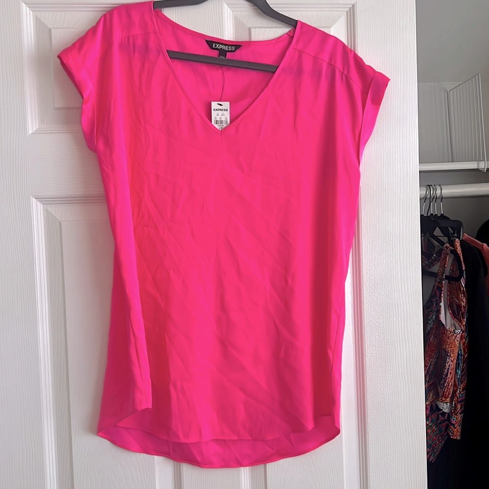 Large express top. 98% polyester 2% spandex.
